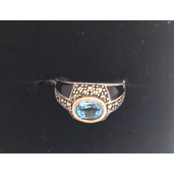 Beautiful Blue Topaz and Black Onyx Ring set in Sterling Silver - Picture 3 of 6